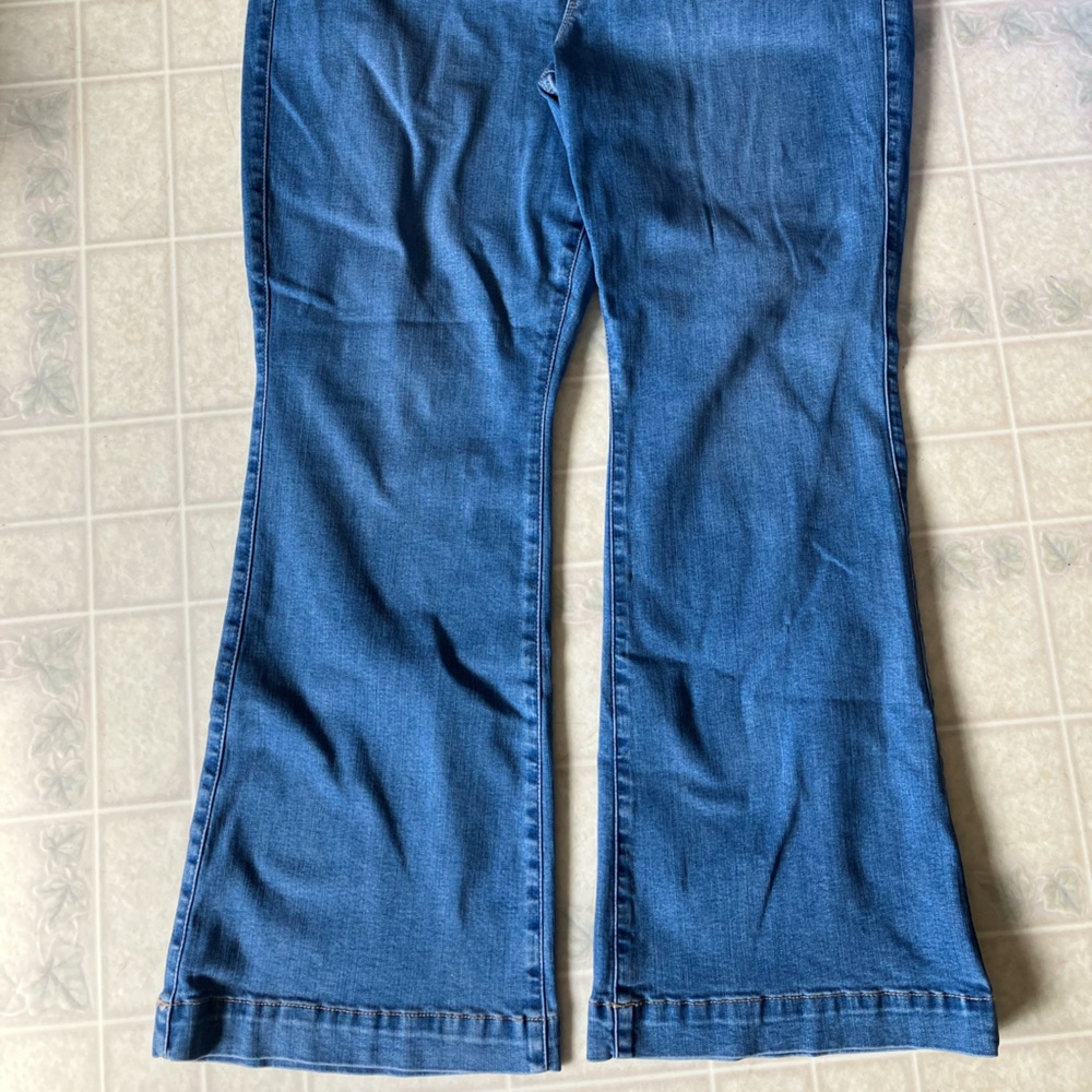 Torrid new Bombshell flare Button Fly Light Wash‎ 24 regular - Picture 2 of 7
